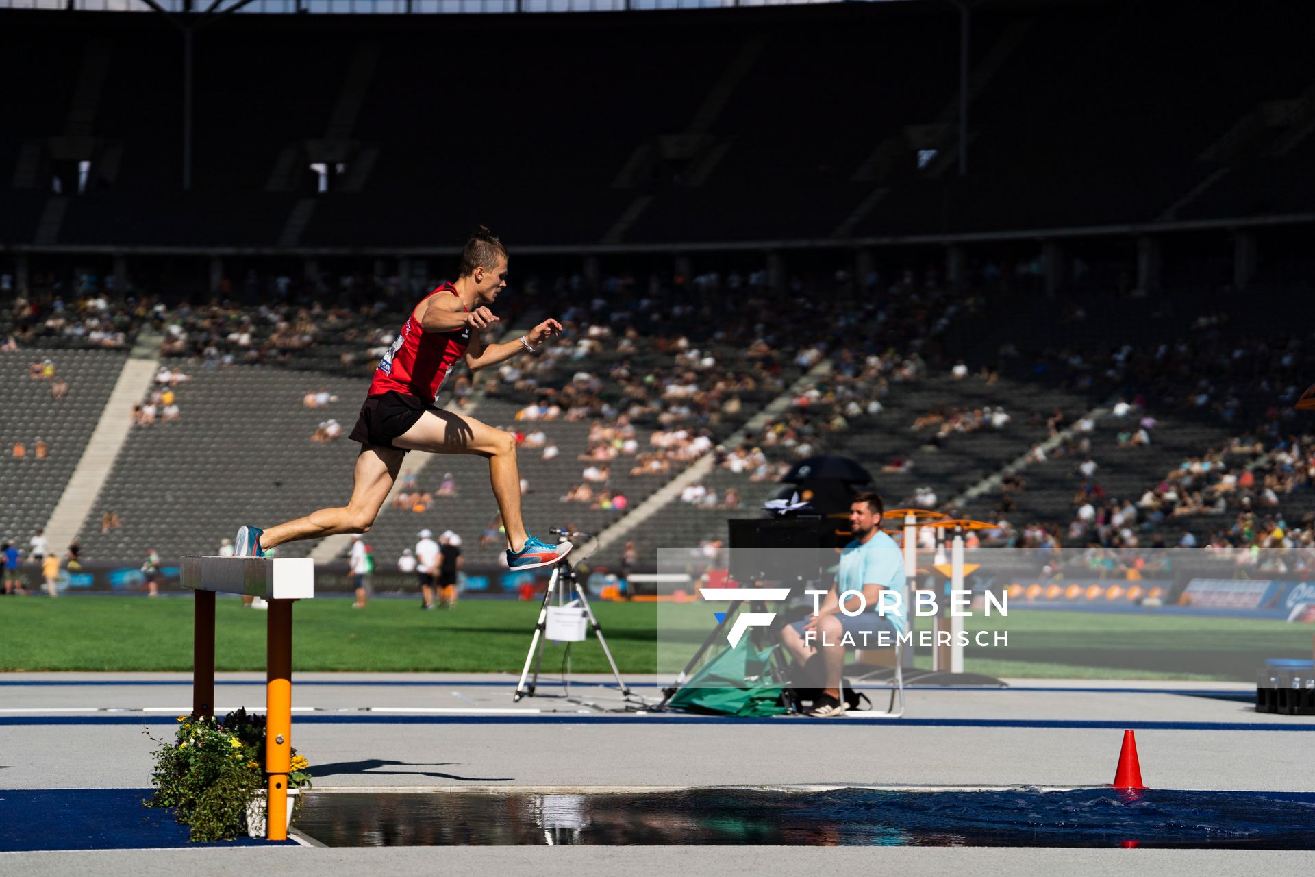 3000m Hindernis Wassergraben mit Nils Huhtakangas (LG Osnabrueck) waehrend der deutschen Leichtathletik-Meisterschaften im Olympiastadion am 26.06.2022 in Berlin